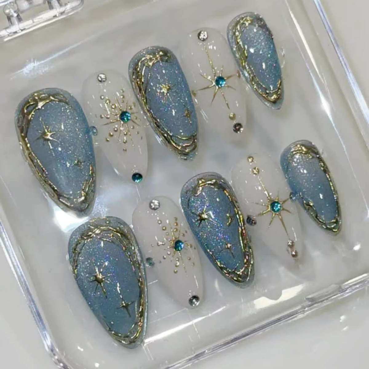 Nail Art Overlay - ชุดเล็บปลอมสีฟ้าทรงอัลมอนด์ 24 ชิ้น ประดับด้วยกากเพชรและจิวเวลรี่แบบติดเล็บ