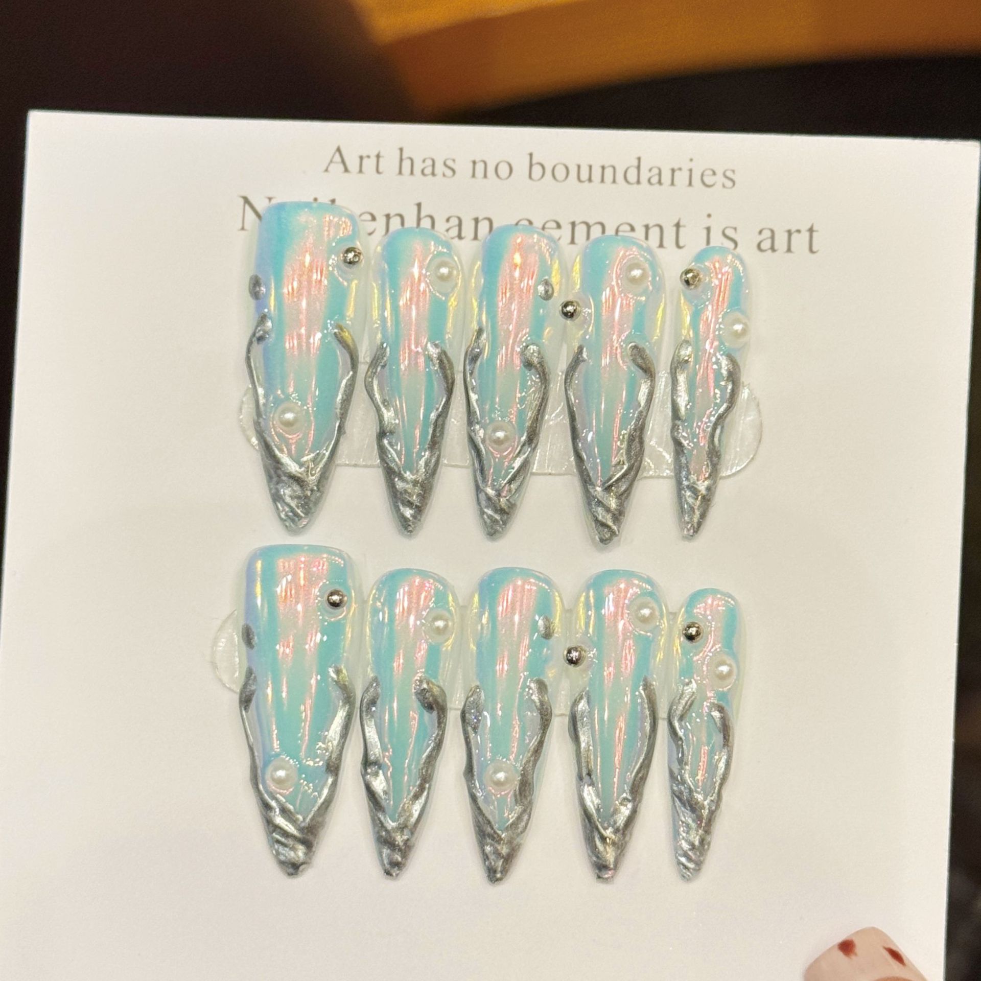 Nail Art Press On - เล็บปลอมทรงสติลเลตโต้สีเงินออโรร่า 10 ชิ้น ดีไซน์ขอบโลหะ สไตล์พังก์ ทำมือ